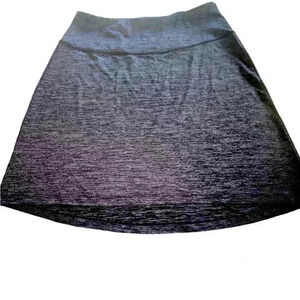 Medium Mondetta yoga band  micro stripe‎ stretch skirt grey/ black.Slight Hi/ lo